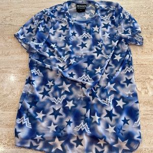 WW84 Wonder Woman Blue White stars shear shirt (women’s SM)